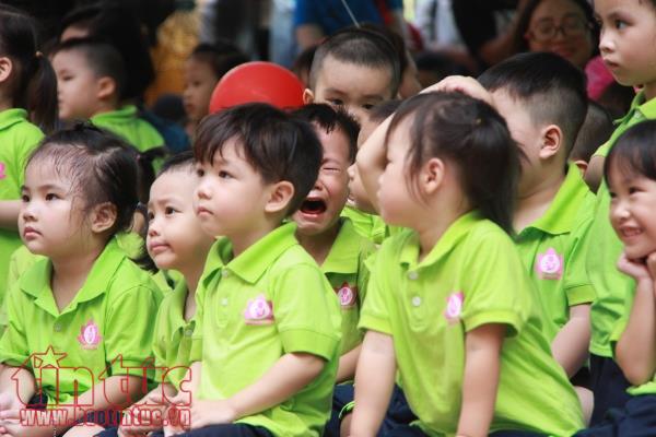 Bé mầm non lã chã nước mắt ngày đầu tiên khai giảng ảnh 1